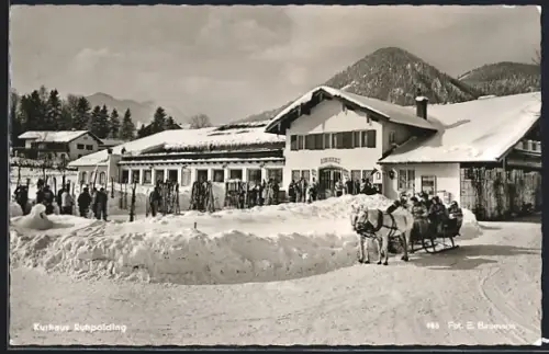 AK Ruhpolding, Kurhaus mit Pferdeschlitten im Winter