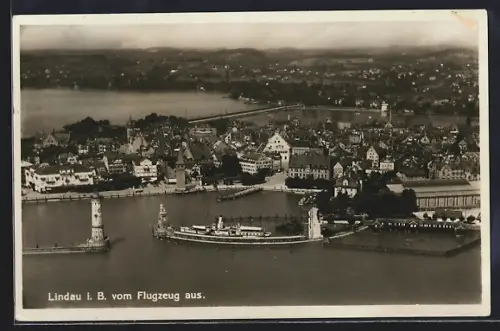 AK Lindau i. B., Hafeneinfahrt mit Leuchtturm, Fliegeraufnahme