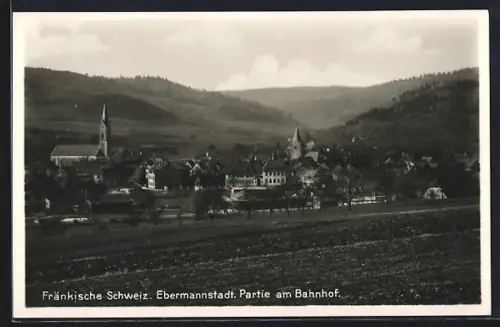 AK Ebermannstadt /Fränkische Schweiz, Bahnhof mit Kirche