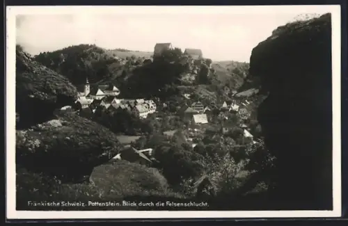 AK Pottenstein /Fränkische Schweiz, Blick durch die Felsenschlucht