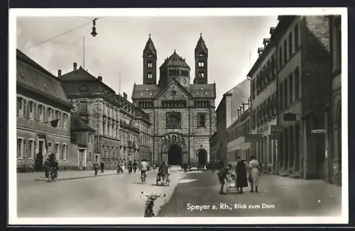 AK Speyer a. Rh., Strassenpartie mit Geschäften und Dom