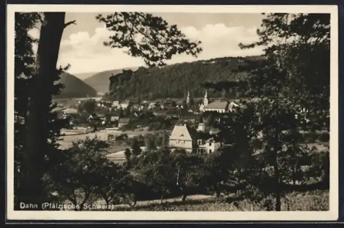 AK Dahn /Pfälzische Schweiz, Ortsansicht mit Kirche und umliegender Landschaft
