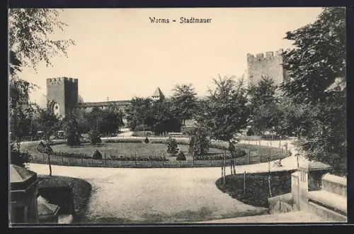 AK Worms, Partie im Park mit Stadtmauer