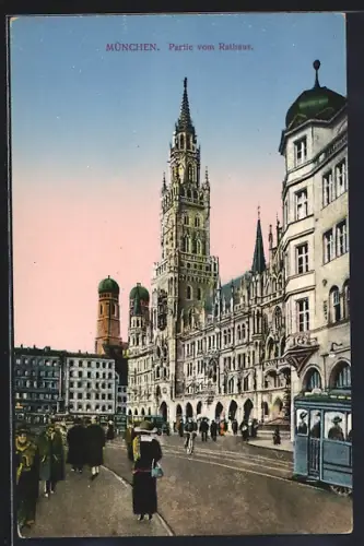 AK München, Passanten und Strassenbahnen vor dem Rathaus