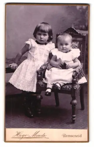 Fotografie Hugo Mende, Remscheid, Alleestrasse 19, Emmi und Getrud R. in 1893