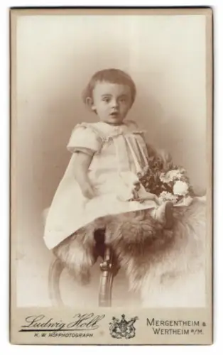 Fotografie Ludwig Holl, Mergentheim, Norbert Ringler als Kind mit Blumenstrauss