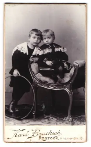 Fotografie Karl Brucksch, Rostock, Krämerstr. 13, Walter und sein Bruder in eleganter Kleidung 1899