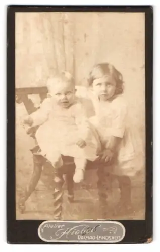 Fotografie Atelier Hiebel, Dachau, Getrud u. Anna Jaequet im Atelier