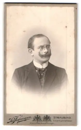 Fotografie Ad. Hofmann, Straubing, Eisenbahnstrasse, Porträt eines Herrn mit Brille 1901