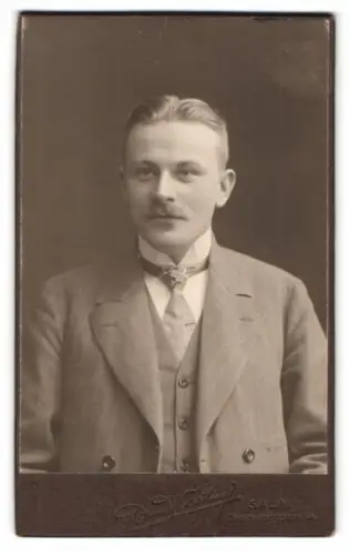 Fotografie Herm. Westling, Sala, Drottninggatan 14, Gustav Noden im Porträt