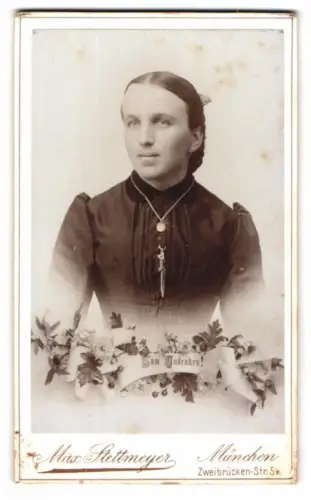 Fotografie Max Stettmeyer, München, Zweibrücken-Str. 5, Erste Frau von Melchior Kuber mit Halskette