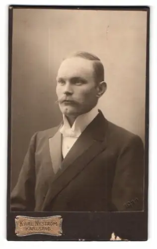 Fotografie Karl Nyström, Karlstad, Klara No. 4, Per Gris im Porträt