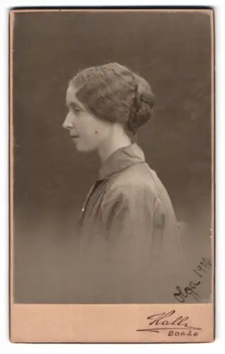 Fotografie Halle, Borås, Ruth mit kunstvoll frisiertem Haar