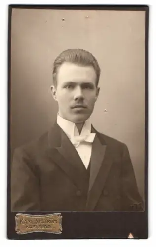 Fotografie Karl Nyström, Karlstad, Klara No. 4, Henning Johansson im Porträt