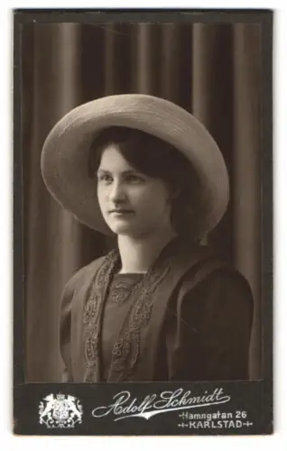 Fotografie Adolf Schmidt, Karlstad, Hamngatan 26, Annalisa Anderson mit Hut