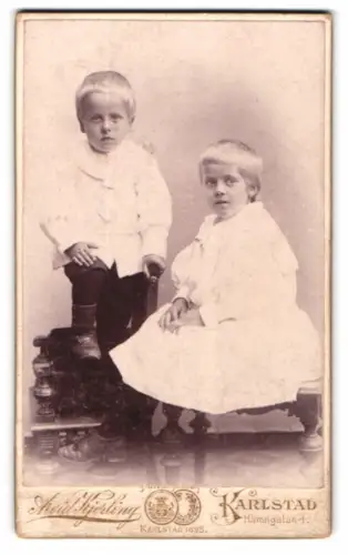 Fotografie Arvid Kiærling, Karlstad, Hamngatan 4, Ester und Hugo in eleganter Kleidung