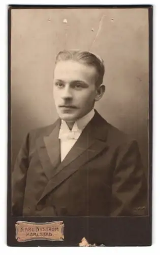 Fotografie Karl Nyström, Karlstad, Klara No. 4, Gustav N. im Porträt