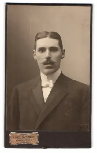 Fotografie Karl Nyström, Karlstad, Klara No. 4, Herr Vestkind mit Schnurrbart