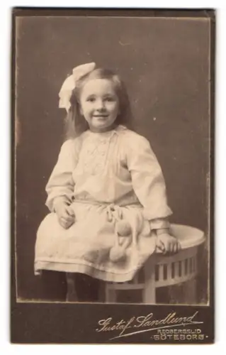 Fotografie Gustaf Sandlund, Göteborg, Redbergslid, Brundell als Mädchen auf Stuhl sitzend