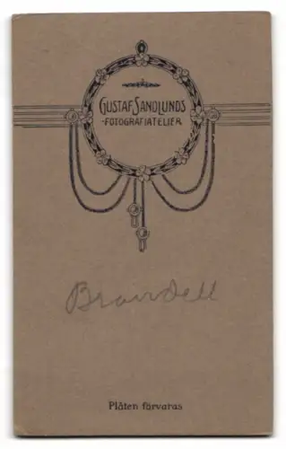Fotografie Gustaf Sandlund, Göteborg, Redbergslid, Brundell als Mädchen auf Stuhl sitzend