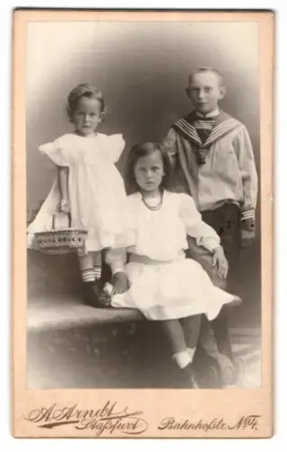 Fotografie A. Arndt, Stassfurt, Bahnhofstr. 4, Wolfgang, Adelheid und Jengard Malfom 1907