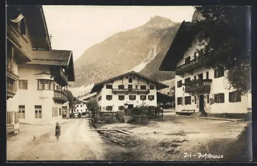 AK Erl /Tirol, Dorfstrasse mit Kind