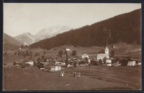 AK St. Lorenzen im Lesachtal, Ortspartie mit Kirche