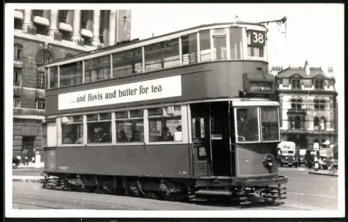 Fotografie A. M. Wright, London, englische Strassenbahn Linie 38 mit Werbung für Hovis Kekse