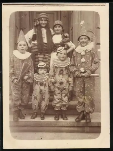 Fotografie Fasching, Kinder zu Fastnacht als Clowns und Vagabundin verkleidet, 1928