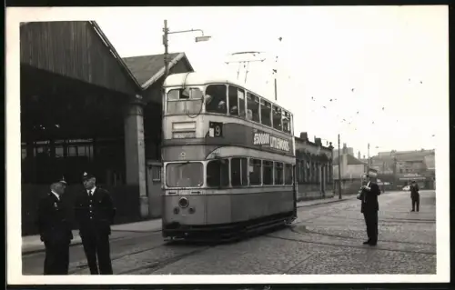 Fotografie W. P. Witherstone, London, englische Strassenbahn der Linie 9 trifft im Betriebshof ein