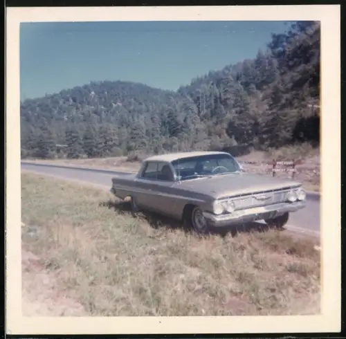 Fotografie Auto US-Car, Limousine auf einer Landstrasse