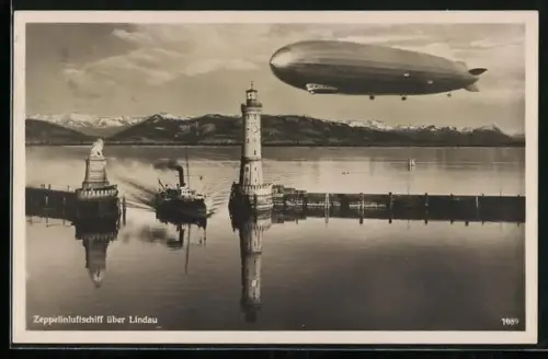AK Lindau i. B., Zeppelin über der Hafeneinfahrt