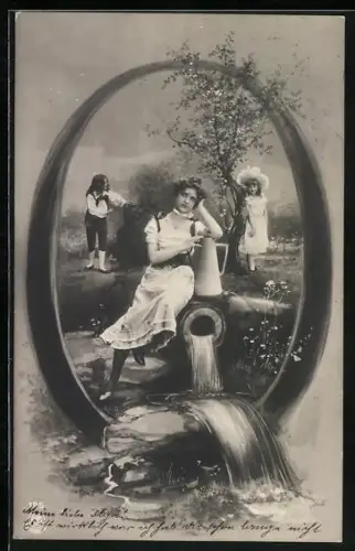 AK Frau sitzt mit Krug an einer Quelle, Kinder spielen Verstecken, Buchstabe O