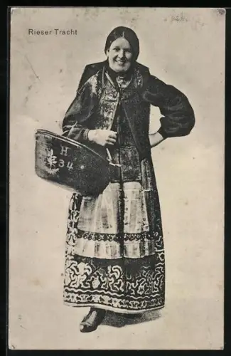 AK Bayerische Tracht, Frau in traditioneller Rieser Tracht, Korb