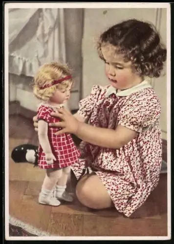 AK Kleines Mädchen spielt mit einer Puppe