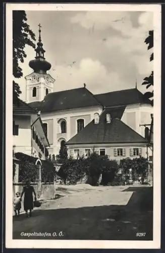 AK Gaspoltshofen /O.-Ö., Strassenpartie mit Kirche