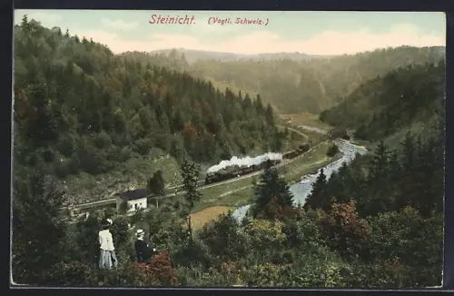 AK Steinicht, Pärchen schaut ins Tal zur Eisenbahn