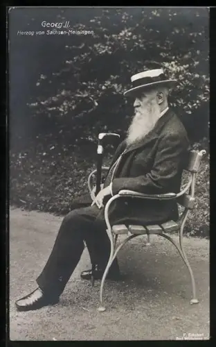 AK Georg II. Herzog von Sachsen-Meiningen auf einer Parkbank