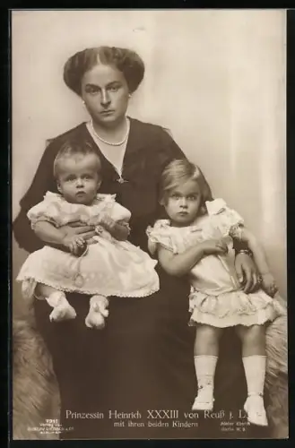 AK Prinzessin Heinrich XXXIII. von Reuss j. L. mit ihren beiden Kindern