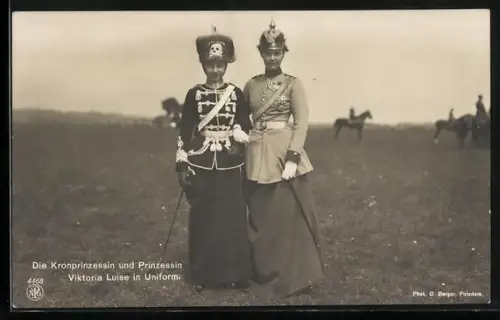 AK Kronprinzessin und Victoria Louise Herzogin von Braunschweig in Uniformen