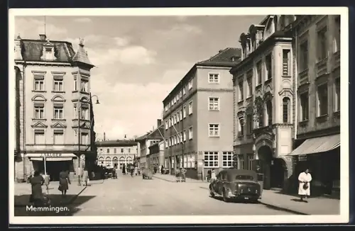AK Memmingen, Maximilianstrasse mit Geschäften und Kreuzung