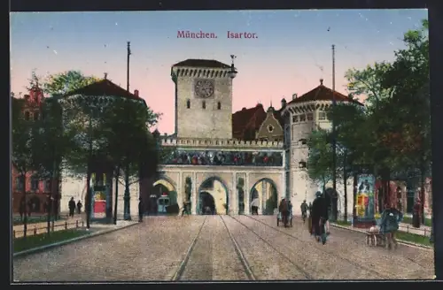AK München, Isartor mit Strasse