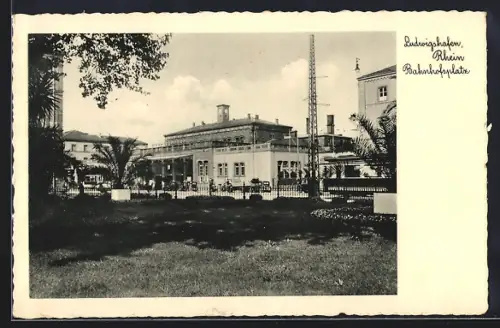 AK Ludwigshafen /Rh., Bahnhofsplatz mit Bahnhof