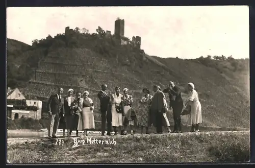 Foto-AK Beilstein / Mosel, Ausflugsgruppe vor der Burg Metternich