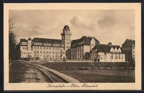 AK Ludwigshafen a. Rh., Rheinschule mit Bahngleisen