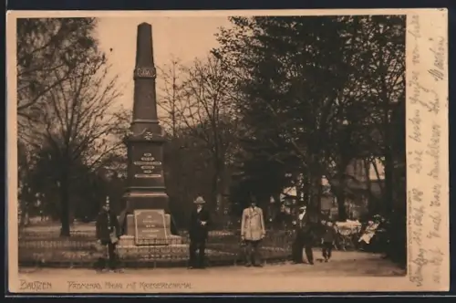 AK Bautzen, Promenadenanlage mit Kriegerdenkmal und Besuchern, Schutzmann