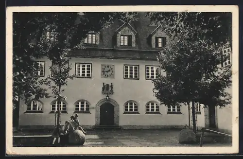 AK Westerham / Mangfalltal, Kinderheim Reichsbahn-Versicherungsanstalt, Haupteingang mit Uhrschlagwerk Hansl und Gretl