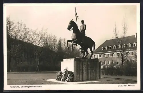 AK Karlsruhe, Leibdragoner-Denkmal mit Gebäuden
