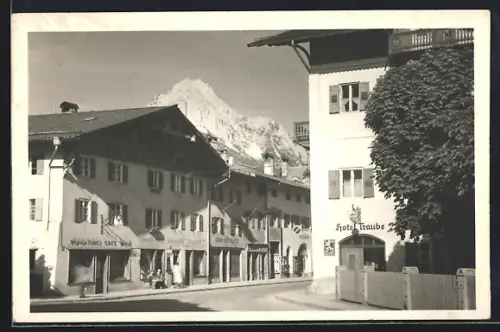 AK Kochel am See, Strassenpartie mit Hotel Traube