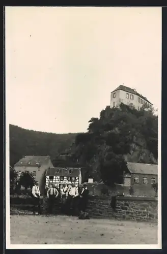Foto-AK Kreuzberg /Ahr, Ortspartie mit Männergruppe